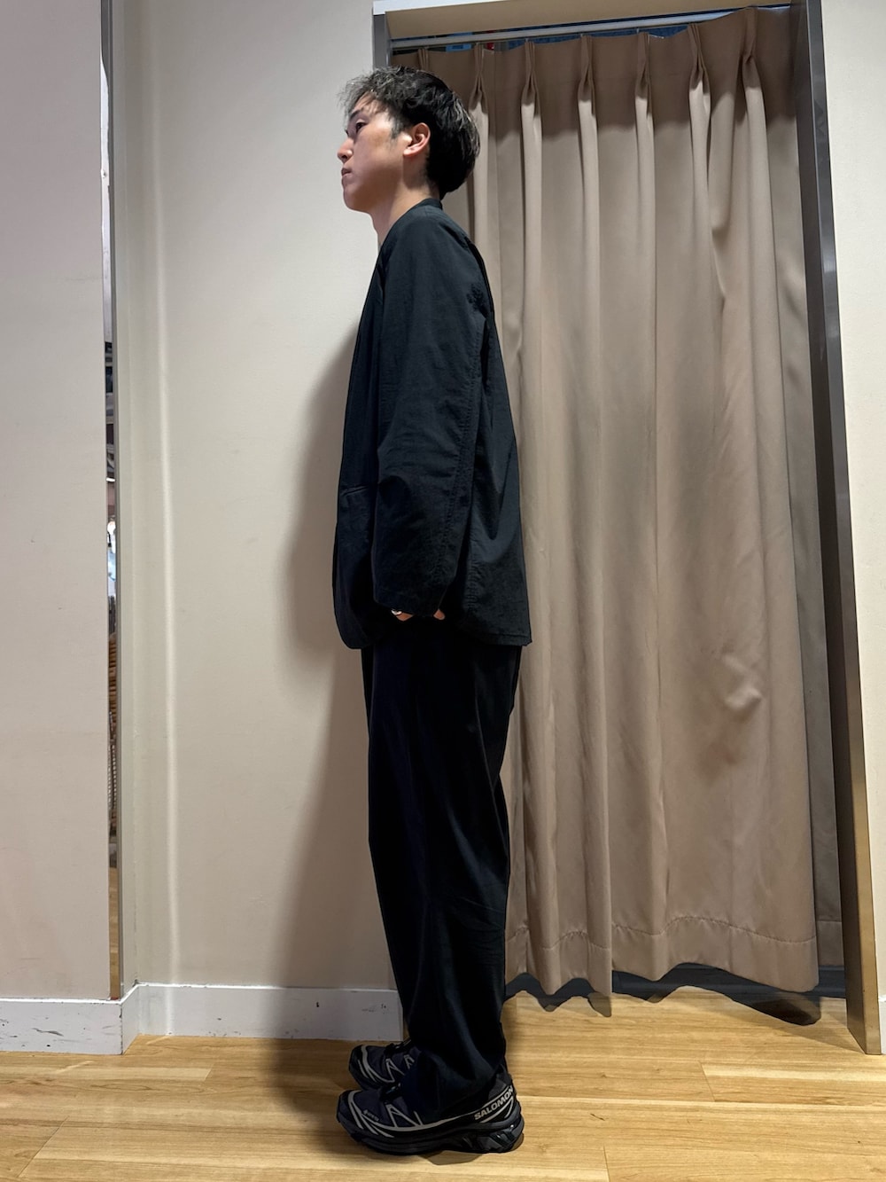 ブラック系のその他アウター、ブラック系のその他パンツ、ホワイト系のTシャツ/カットソーを着用したメンズの夏コーディネートの2枚目の写真