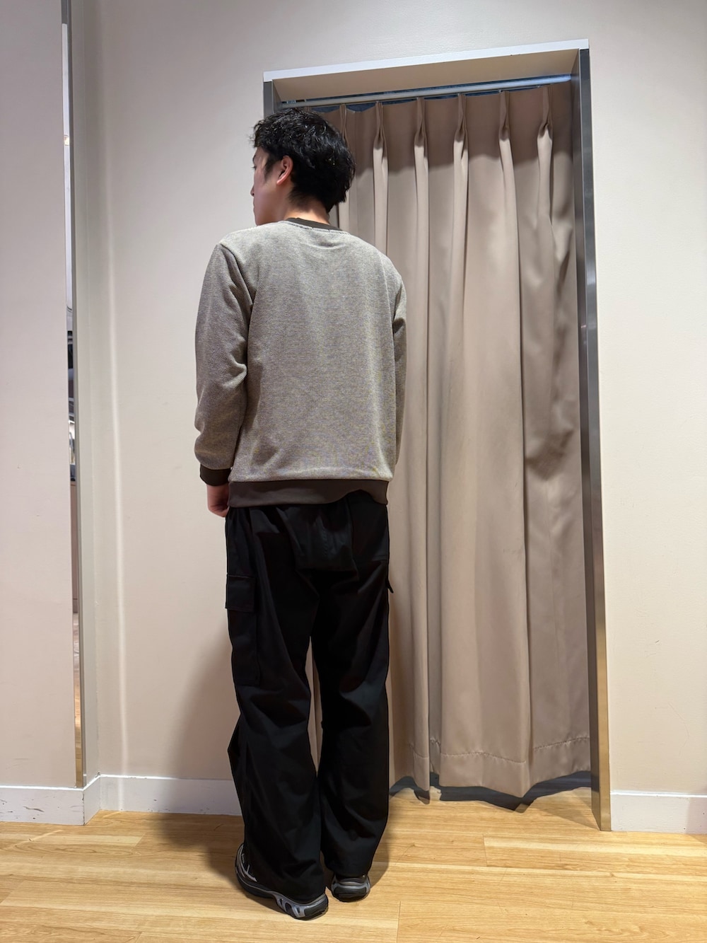 ブラウン系のスウェット、ブラック系のその他パンツを着用したメンズの秋コーディネートの3枚目の写真