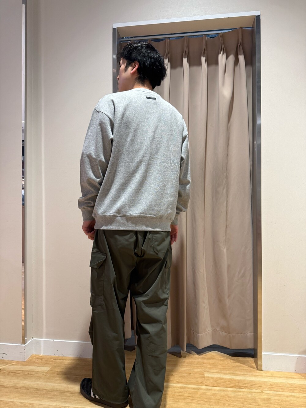 グレー系のスウェット、グリーン系のその他パンツを着用したメンズの秋コーディネートの3枚目の写真