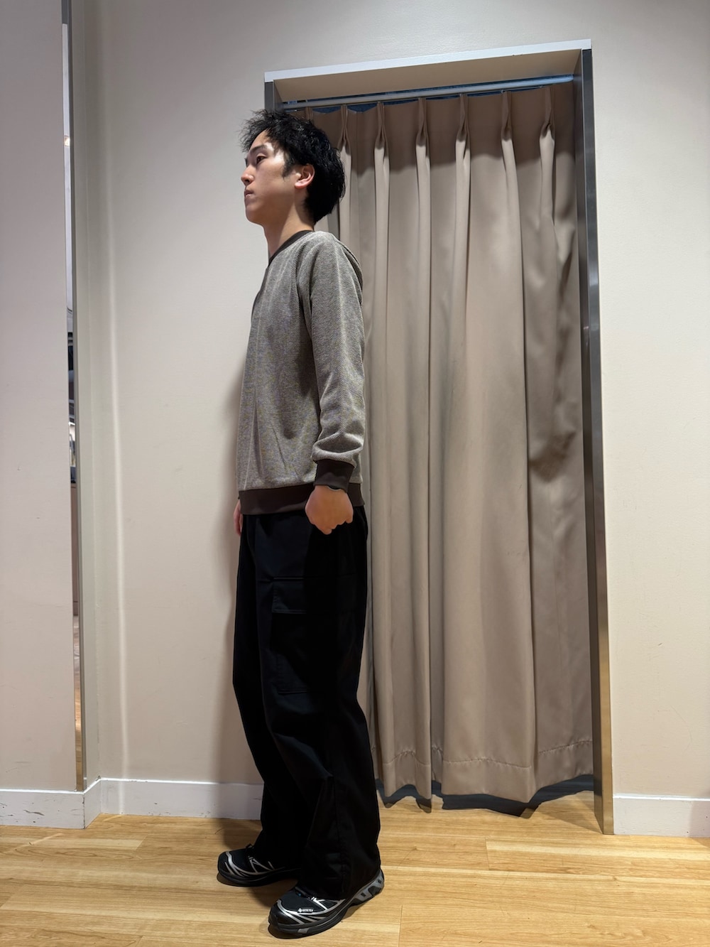 ブラウン系のスウェット、ブラック系のその他パンツを着用したメンズの秋コーディネートの2枚目の写真