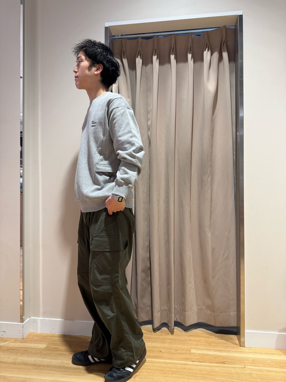 グレー系のスウェット、グリーン系のその他パンツを着用したメンズの秋コーディネートの2枚目の写真