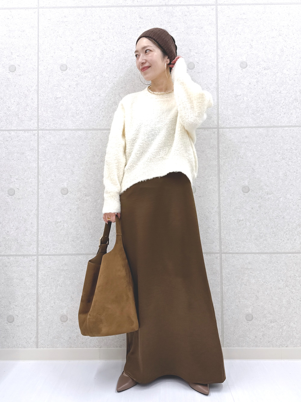 グレー系のその他パンツ、グレー系のニット/セーター、ブルー系のシャツ/ブラウスを着用したレディースの秋コーディネートの4枚目の写真