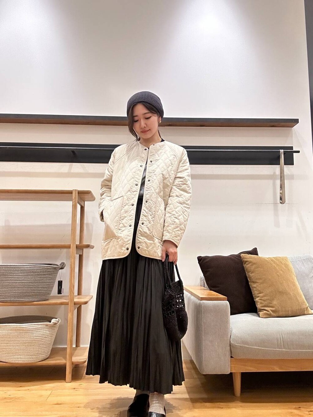 「バッグ、春アウター、newarrival、doors、骨格ウェーブ、イエベ春」｜「URBAN RESEARCH DOORSのカポックキルトミドルジャケット（ダウンジャケット/コート、ホワイト系）」を使った、konamiii0904さん（レディース・164cm）の冬コーディネートの2枚目の写真