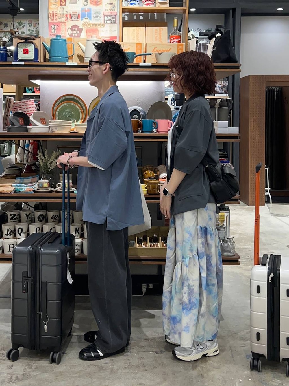 「メガネ、春夏コーデ、ジャケットスタイル、おでかけ、デートコーデ、パーマ、スカート、ショルダーバッグ、メンズライク、差し色コーデ、高身長、niko and ...、ショートヘア」|「niko and...のオリジナルニコロゴキャリーケースM/容量55-62L(その他雑貨、ブラック系)」を使った、まおぴさん(レディース・164cm)の春コーディネートの2枚目の写真