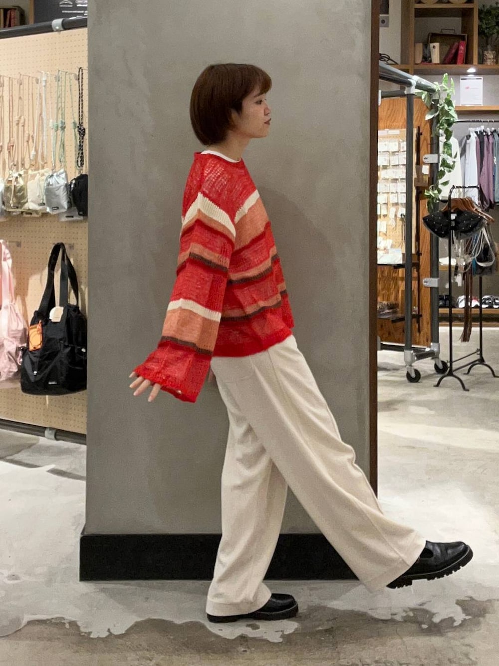 「アウター、冬アウター、冬コーデ、軽量、ニット帽、デート/ロマンティック、おでかけ、伊達メガネ、ブルゾン、ゆったり、高身長、niko and ...、ショートヘア、カーキ、防寒」|「niko and...のラビットタッチベロアパンツ(その他パンツ、ベージュ系)」を使った、まおぴさん(レディース・163cm)の秋コーディネートの6枚目の写真