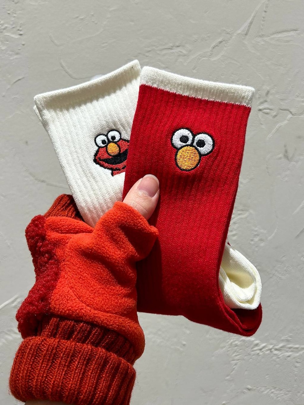 「高身長、niko and ...、ショートヘア、キャップ、ソックス、カジュアル、手袋、andST、冬コーデ」|「niko and...の【SESAME STREET(セサミストリート)】コラボ 配色キャップ(キャップ、イエロー系)」を使った、まおぴさん(レディース・163cm)の冬コーディネートの3枚目の写真