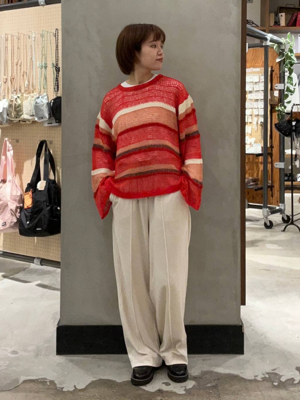 「アウター、冬アウター、冬コーデ、軽量、ニット帽、デート/ロマンティック、おでかけ、伊達メガネ、ブルゾン、ゆったり、高身長、niko and ...、ショートヘア、カーキ、防寒」|「niko and...のラビットタッチベロアパンツ(その他パンツ、ベージュ系)」を使った、まおぴさん(レディース・163cm)の秋コーディネートの5枚目の写真