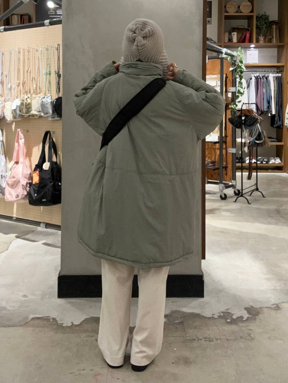「アウター、冬アウター、冬コーデ、軽量、ニット帽、デート/ロマンティック、おでかけ、伊達メガネ、ブルゾン、ゆったり、高身長、niko and ...、ショートヘア、カーキ、防寒」|「niko and...のラビットタッチベロアパンツ(その他パンツ、ベージュ系)」を使った、まおぴさん(レディース・163cm)の秋コーディネートの3枚目の写真