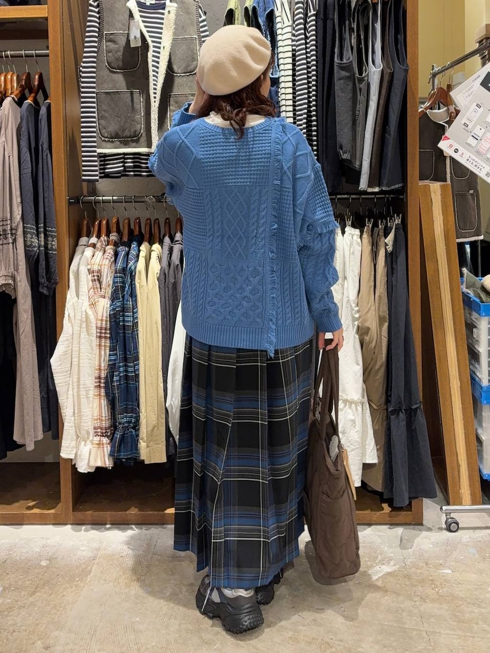 ブラック系のスカート、ホワイト系のTシャツ/カットソー、グレー系のスニーカーを着用したレディースの秋コーディネートの3枚目の写真