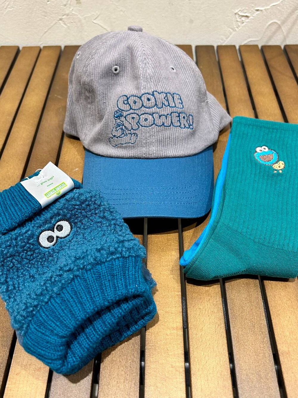 「高身長、niko and ...、ショートヘア、キャップ、ソックス、カジュアル、手袋、andST、冬コーデ」|「niko and...の【SESAME STREET(セサミストリート)】コラボ 配色キャップ(キャップ、イエロー系)」を使った、まおぴさん(レディース・163cm)の冬コーディネートの4枚目の写真
