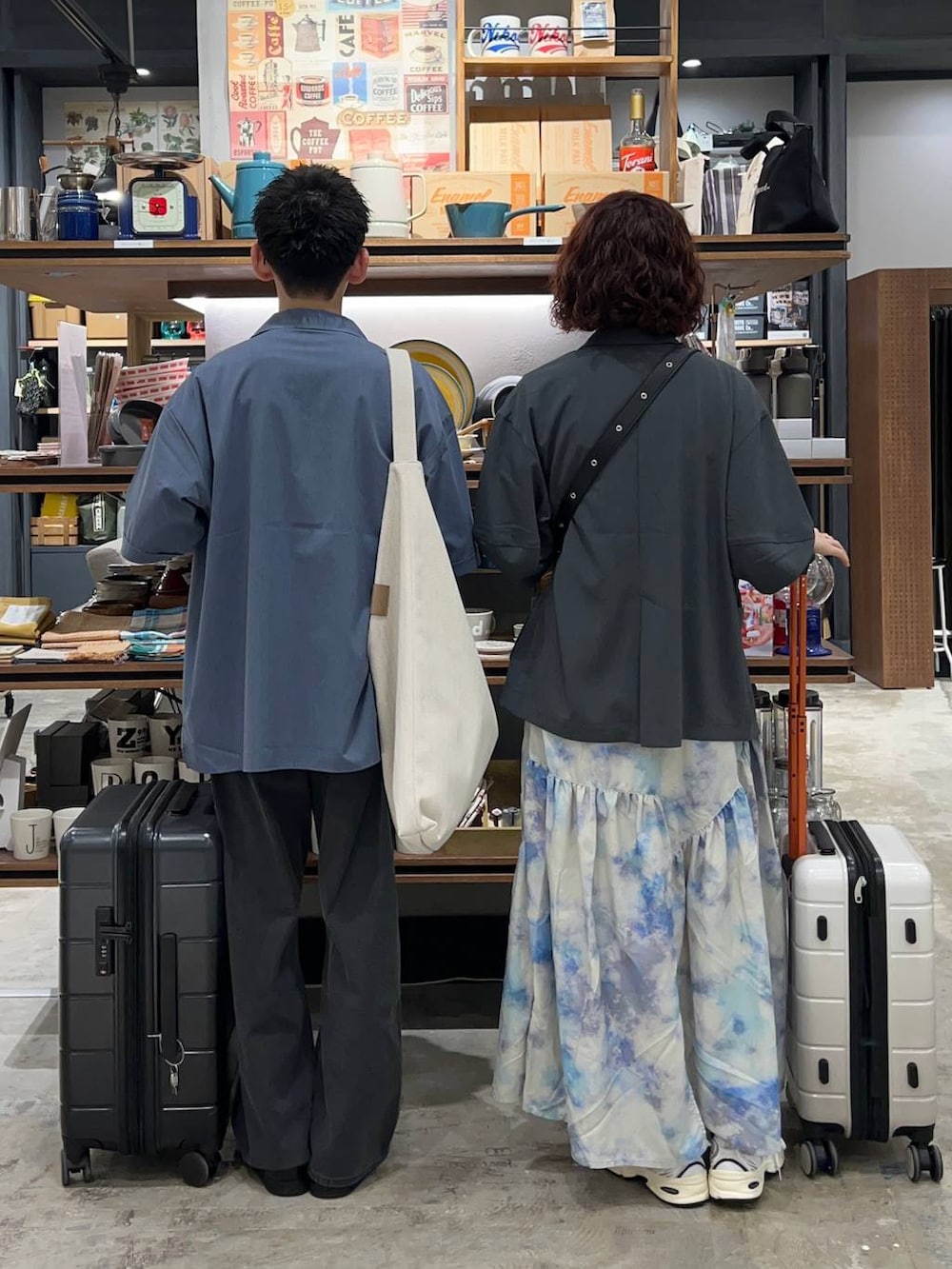「メガネ、春夏コーデ、ジャケットスタイル、おでかけ、デートコーデ、パーマ、スカート、ショルダーバッグ、メンズライク、差し色コーデ、高身長、niko and ...、ショートヘア」|「niko and...のオリジナルニコロゴキャリーケースM/容量55-62L(その他雑貨、ブラック系)」を使った、まおぴさん(レディース・164cm)の春コーディネートの3枚目の写真