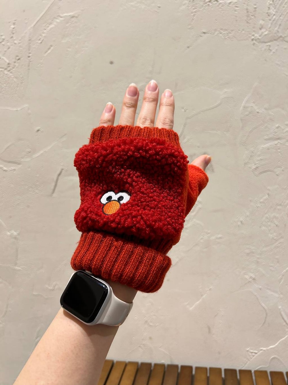 「高身長、niko and ...、ショートヘア、キャップ、ソックス、カジュアル、手袋、andST、冬コーデ」|「niko and...の【SESAME STREET(セサミストリート)】コラボ 配色キャップ(キャップ、イエロー系)」を使った、まおぴさん(レディース・163cm)の冬コーディネートの2枚目の写真