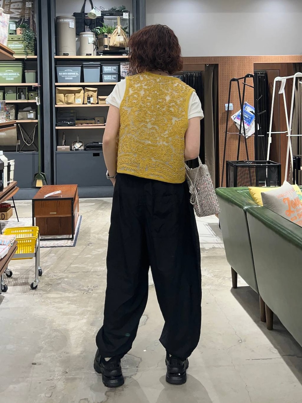 「メンズライク、差し色コーデ、高身長、niko and ...、パーマ、ベスト、カラーマイスター_nikoand...、パンツ、ラフ、カジュアル、夏コーデ、スニーカー、シンプルコーデ、楽ちんコーデ」|「niko and...のCOLORマイスターフィットTシャツ(Tシャツ/カットソー、グレー系)」を使った、まおぴさん(レディース・164cm)の春コーディネートの3枚目の写真