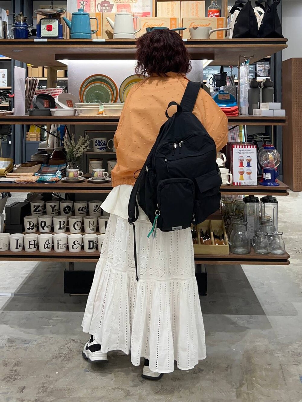 「メンズライク、差し色コーデ、高身長、niko and ...、ショートヘア、スカート、シアートップス、ブルゾン、春アウター、春夏コーデ、リュック・バッグ、Tシャツ、スニーカー、カジュアルコーデ、ガーリー」｜「niko and...のオリジナル切り替えロウスニーカー（スニーカー、ブラック系）」を使った、まおぴさん（レディース・164cm）の春コーディネートの3枚目の写真