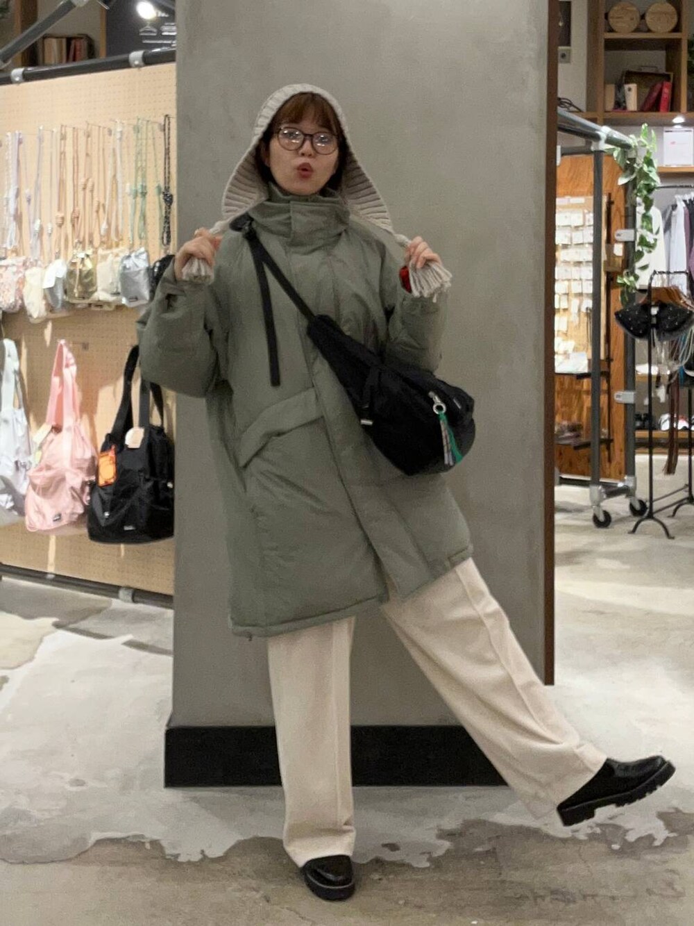 「アウター、冬アウター、冬コーデ、軽量、ニット帽、デート/ロマンティック、おでかけ、伊達メガネ、ブルゾン、ゆったり、高身長、niko and ...、ショートヘア、カーキ、防寒」|「niko and...のラビットタッチベロアパンツ(その他パンツ、ベージュ系)」を使った、まおぴさん(レディース・163cm)の秋コーディネートの4枚目の写真