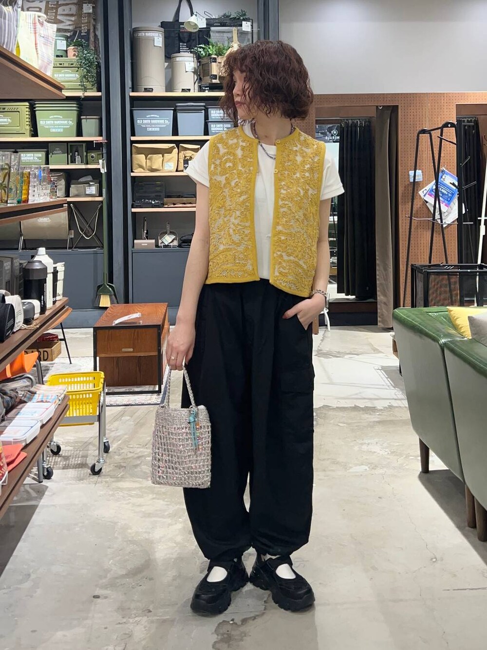 「メンズライク、差し色コーデ、高身長、niko and ...、パーマ、ベスト、カラーマイスター_nikoand...、パンツ、ラフ、カジュアル、夏コーデ、スニーカー、シンプルコーデ、楽ちんコーデ」|「niko and...のCOLORマイスターフィットTシャツ(Tシャツ/カットソー、グレー系)」を使った、まおぴさん(レディース・164cm)の春コーディネートの4枚目の写真