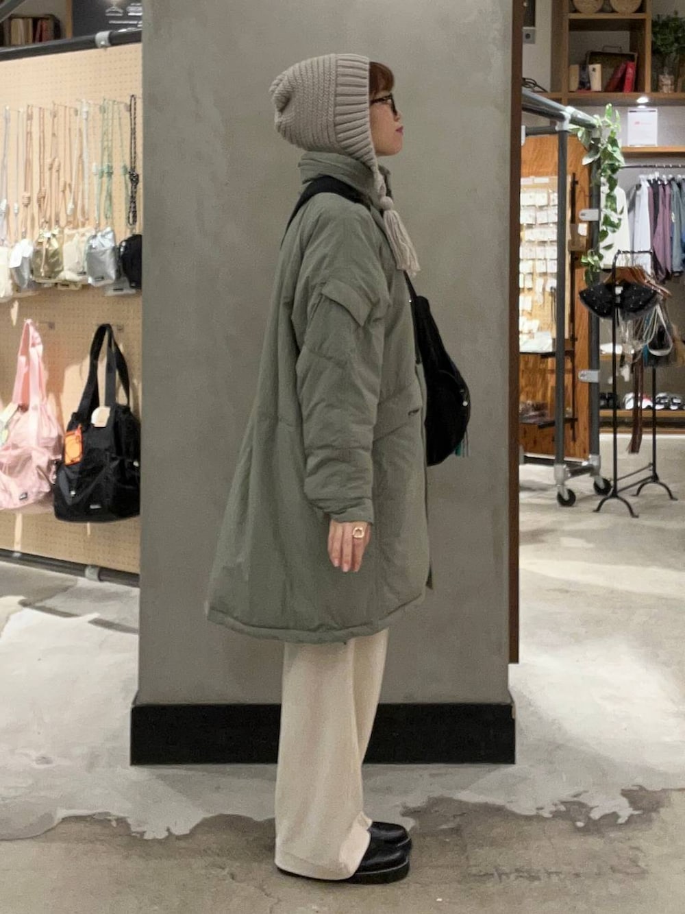 「アウター、冬アウター、冬コーデ、軽量、ニット帽、デート/ロマンティック、おでかけ、伊達メガネ、ブルゾン、ゆったり、高身長、niko and ...、ショートヘア、カーキ、防寒」|「niko and...のラビットタッチベロアパンツ(その他パンツ、ベージュ系)」を使った、まおぴさん(レディース・163cm)の秋コーディネートの2枚目の写真