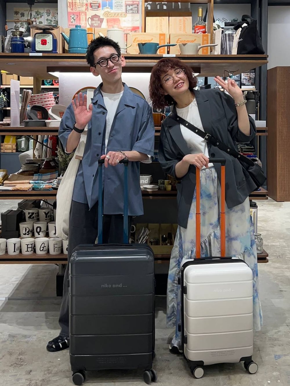 「メガネ、春夏コーデ、ジャケットスタイル、おでかけ、デートコーデ、パーマ、スカート、ショルダーバッグ、メンズライク、差し色コーデ、高身長、niko and ...、ショートヘア」|「niko and...のオリジナルニコロゴキャリーケースM/容量55-62L(その他雑貨、ブラック系)」を使った、まおぴさん(レディース・164cm)の春コーディネートの4枚目の写真