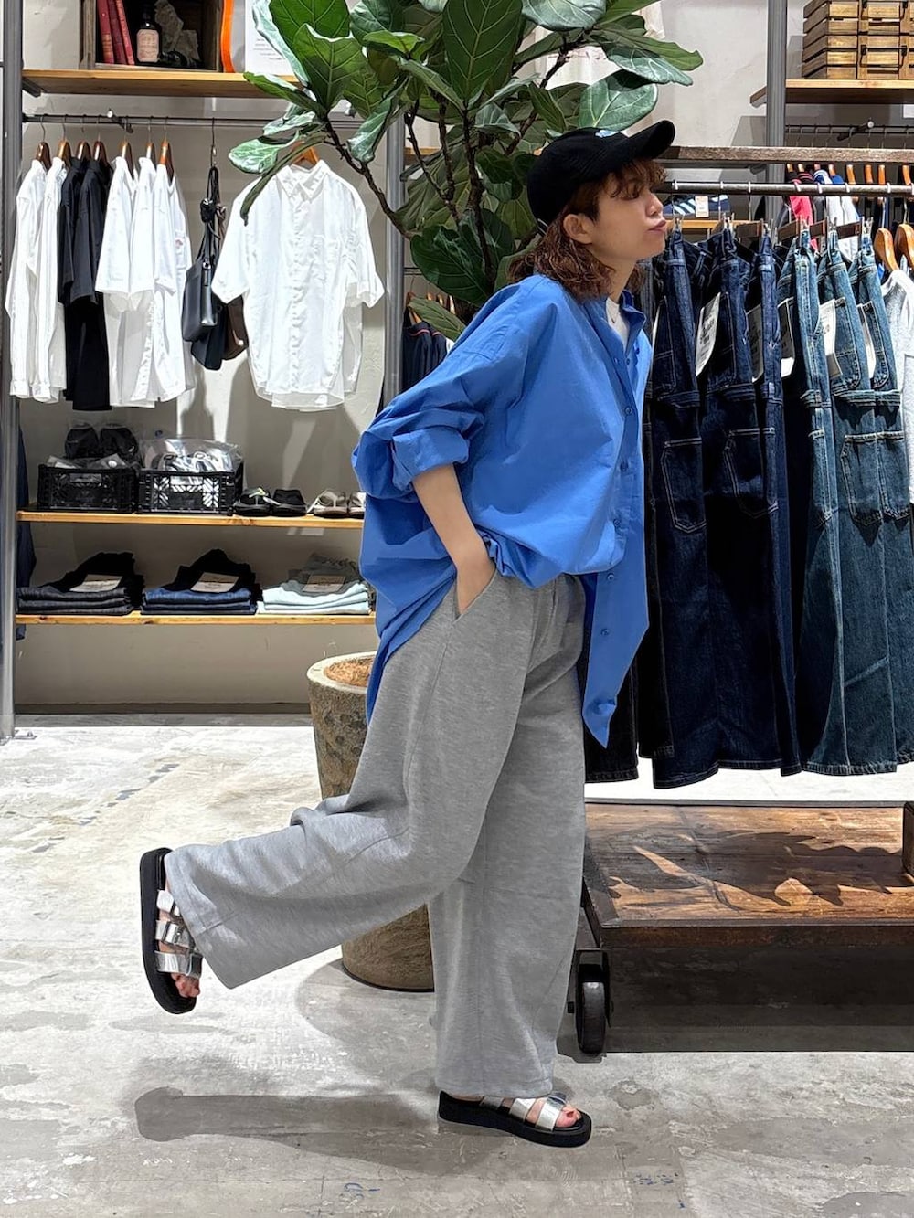 「niko and ...、パーマ、メンズライク、差し色コーデ、高身長、シャツスタイル、シャツ、スウェット、スウェットパンツ、ラフ、カジュアルコーデ、大人カジュアル、秋コーデ、キャップ、休日コーデ」｜「niko and...のカラー刺繍コットンキャップ（キャップ、ブラック系）」を使った、まおぴさん（レディース・164cm）の夏コーディネートの4枚目の写真