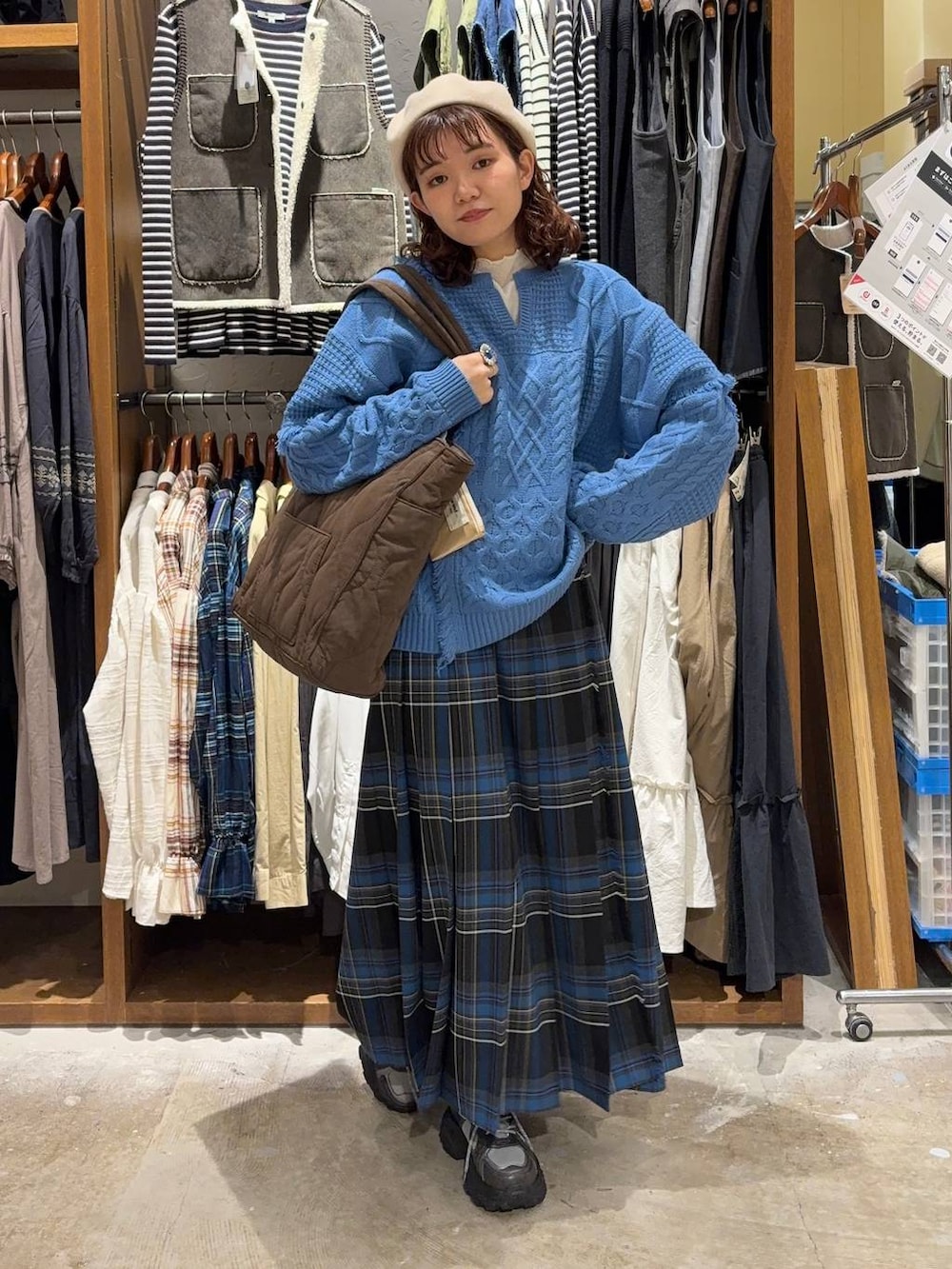 ブラック系のスカート、ホワイト系のTシャツ/カットソー、グレー系のスニーカーを着用したレディースの秋コーディネートの4枚目の写真