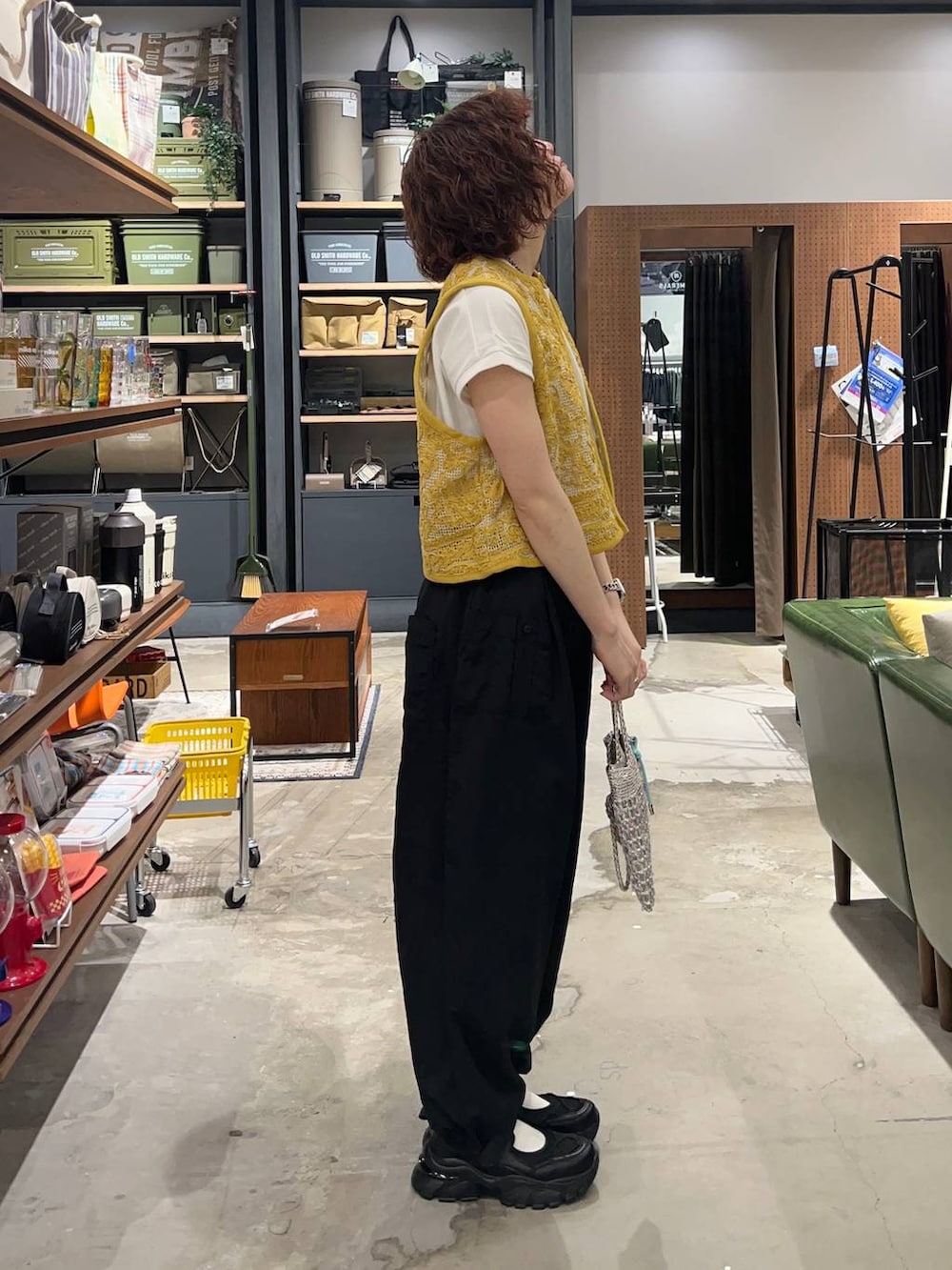 「メンズライク、差し色コーデ、高身長、niko and ...、パーマ、ベスト、カラーマイスター_nikoand...、パンツ、ラフ、カジュアル、夏コーデ、スニーカー、シンプルコーデ、楽ちんコーデ」|「niko and...のCOLORマイスターフィットTシャツ(Tシャツ/カットソー、グレー系)」を使った、まおぴさん(レディース・164cm)の春コーディネートの2枚目の写真