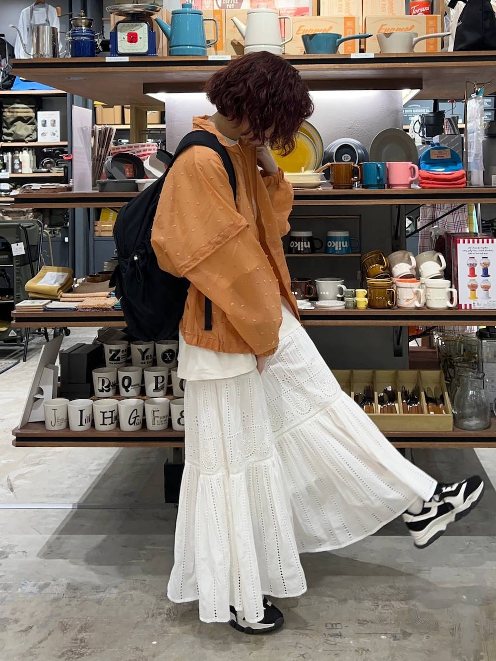 「メンズライク、差し色コーデ、高身長、niko and ...、ショートヘア、スカート、シアートップス、ブルゾン、春アウター、春夏コーデ、リュック・バッグ、Tシャツ、スニーカー、カジュアルコーデ、ガーリー」｜「niko and...のオリジナル切り替えロウスニーカー（スニーカー、ブラック系）」を使った、まおぴさん（レディース・164cm）の春コーディネートの2枚目の写真
