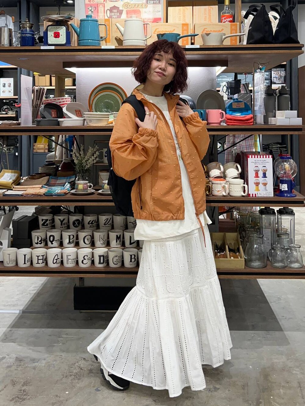 「メンズライク、差し色コーデ、高身長、niko and ...、ショートヘア、スカート、シアートップス、ブルゾン、春アウター、春夏コーデ、リュック・バッグ、Tシャツ、スニーカー、カジュアルコーデ、ガーリー」｜「niko and...のオリジナル切り替えロウスニーカー（スニーカー、ブラック系）」を使った、まおぴさん（レディース・164cm）の春コーディネートの4枚目の写真