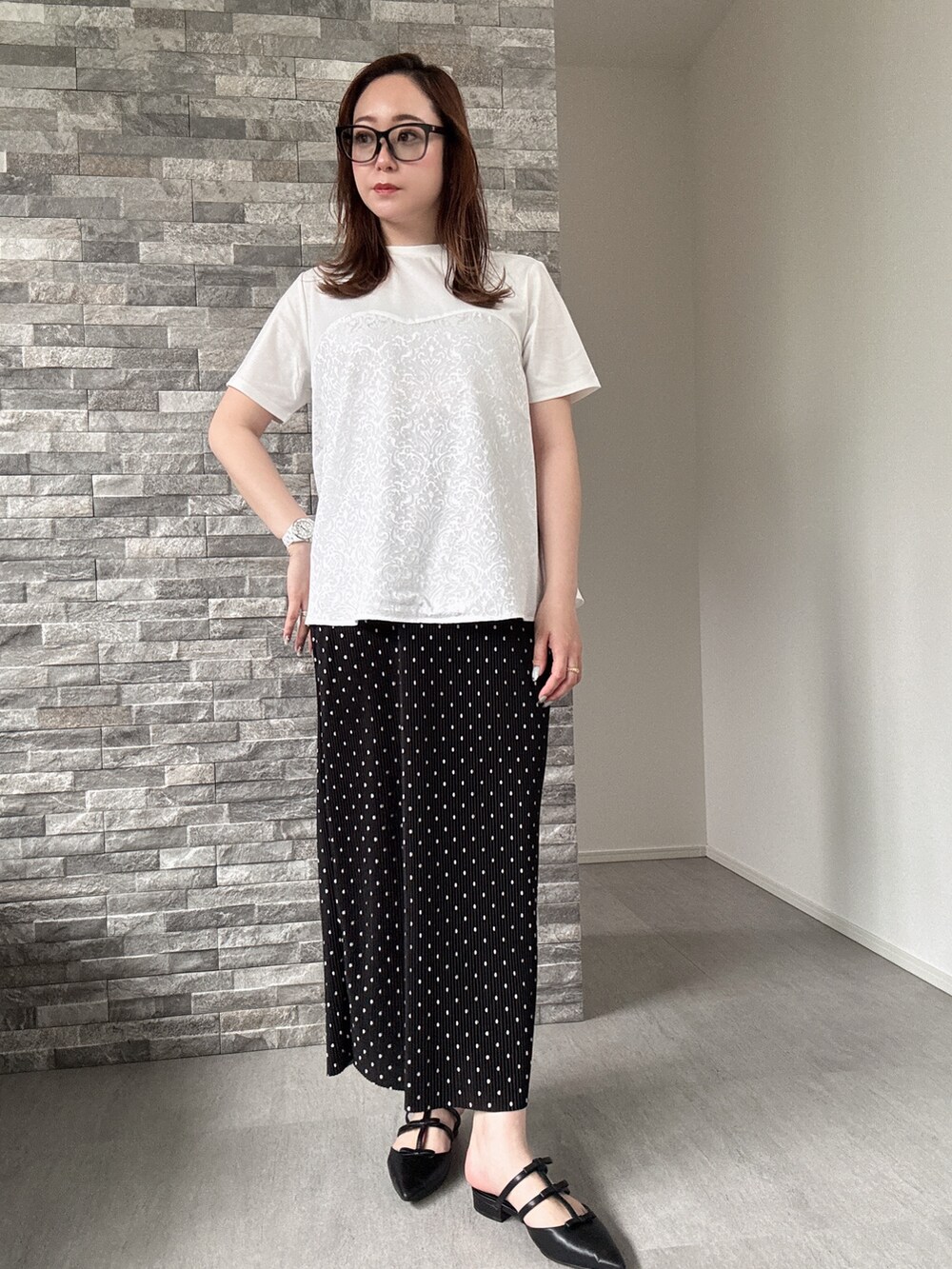 ホワイト系のTシャツ/カットソー、その他のスカートを着用したレディースの春コーディネートの3枚目の写真