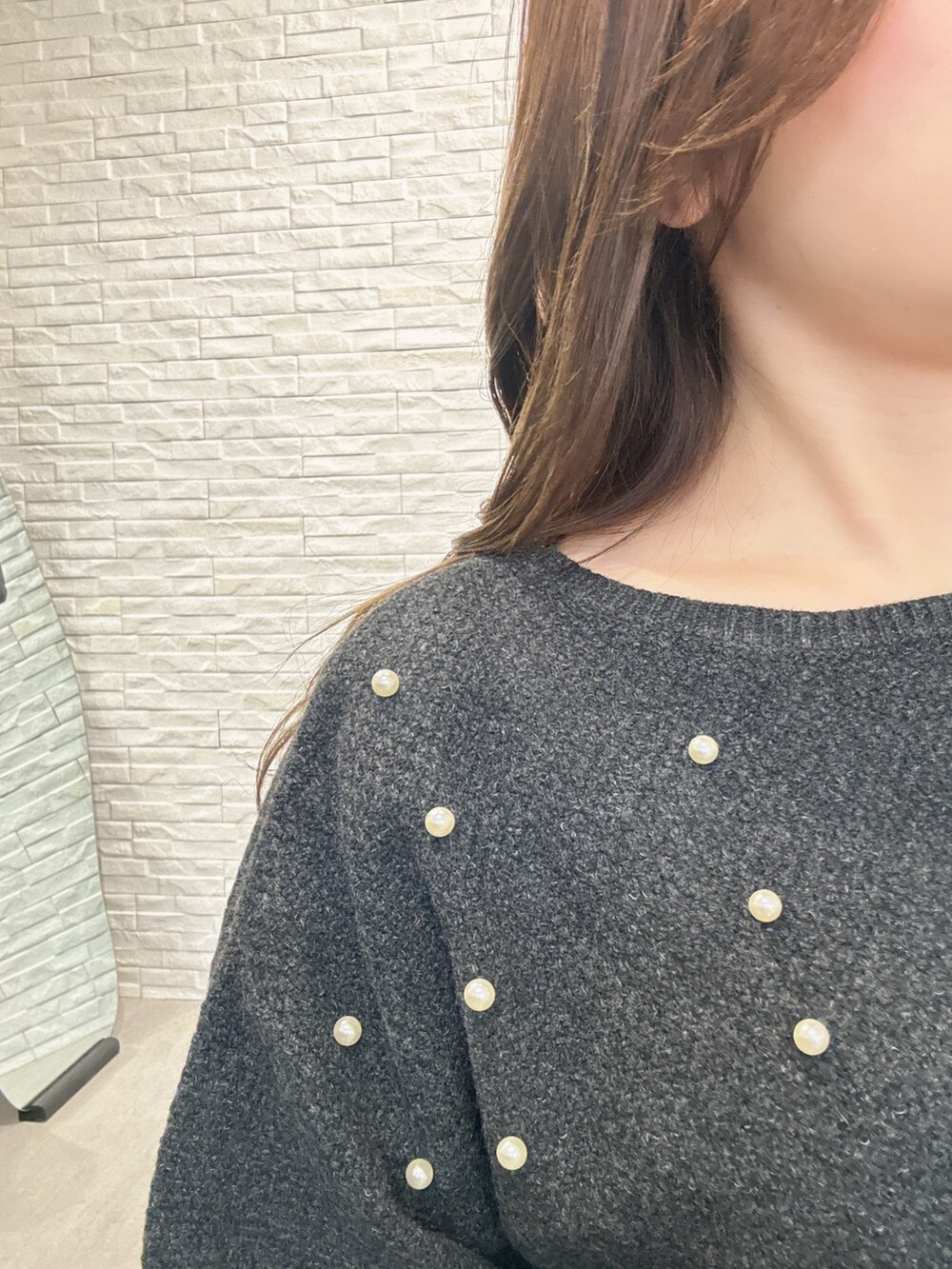 グレー系のニット/セーター、ブラック系のスカートを着用したレディースの冬コーディネートの5枚目の写真