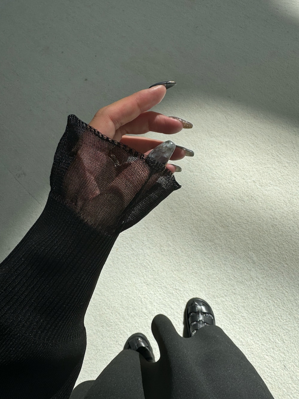 ブラック系のワンピースを着用したレディースの秋コーディネートの3枚目の写真