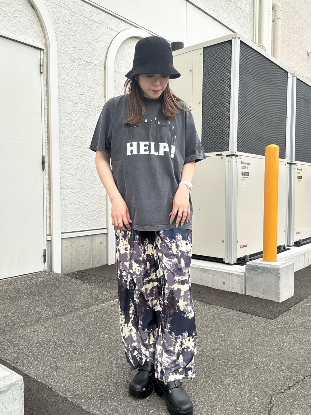 グレー系のTシャツ/カットソー、ホワイト系のその他パンツを着用したレディースの春コーディネートの2枚目の写真