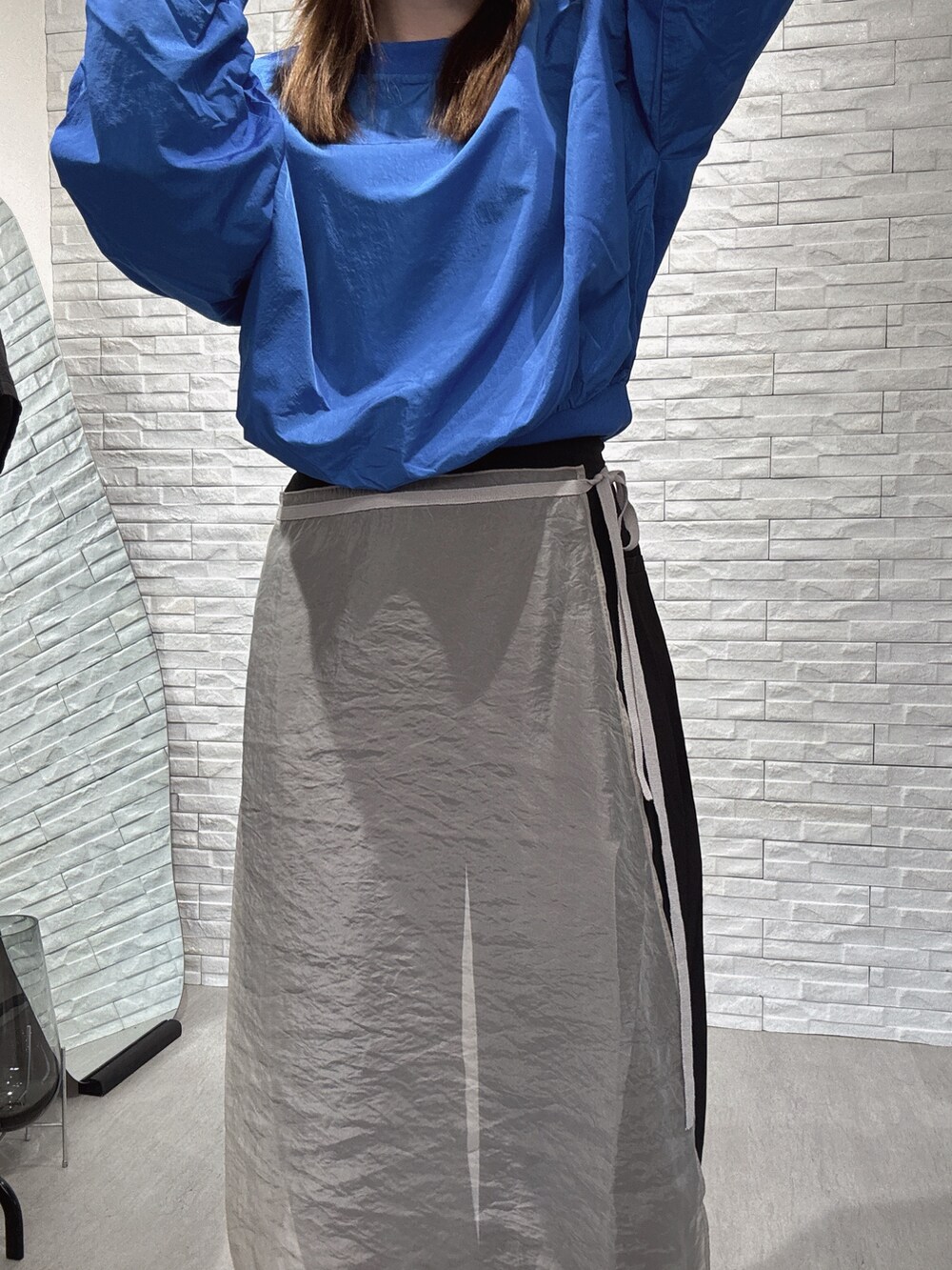 ブルー系のシャツ/ブラウス、ベージュ系のスカート、ブラック系のその他パンツを着用したレディースの春コーディネートの4枚目の写真