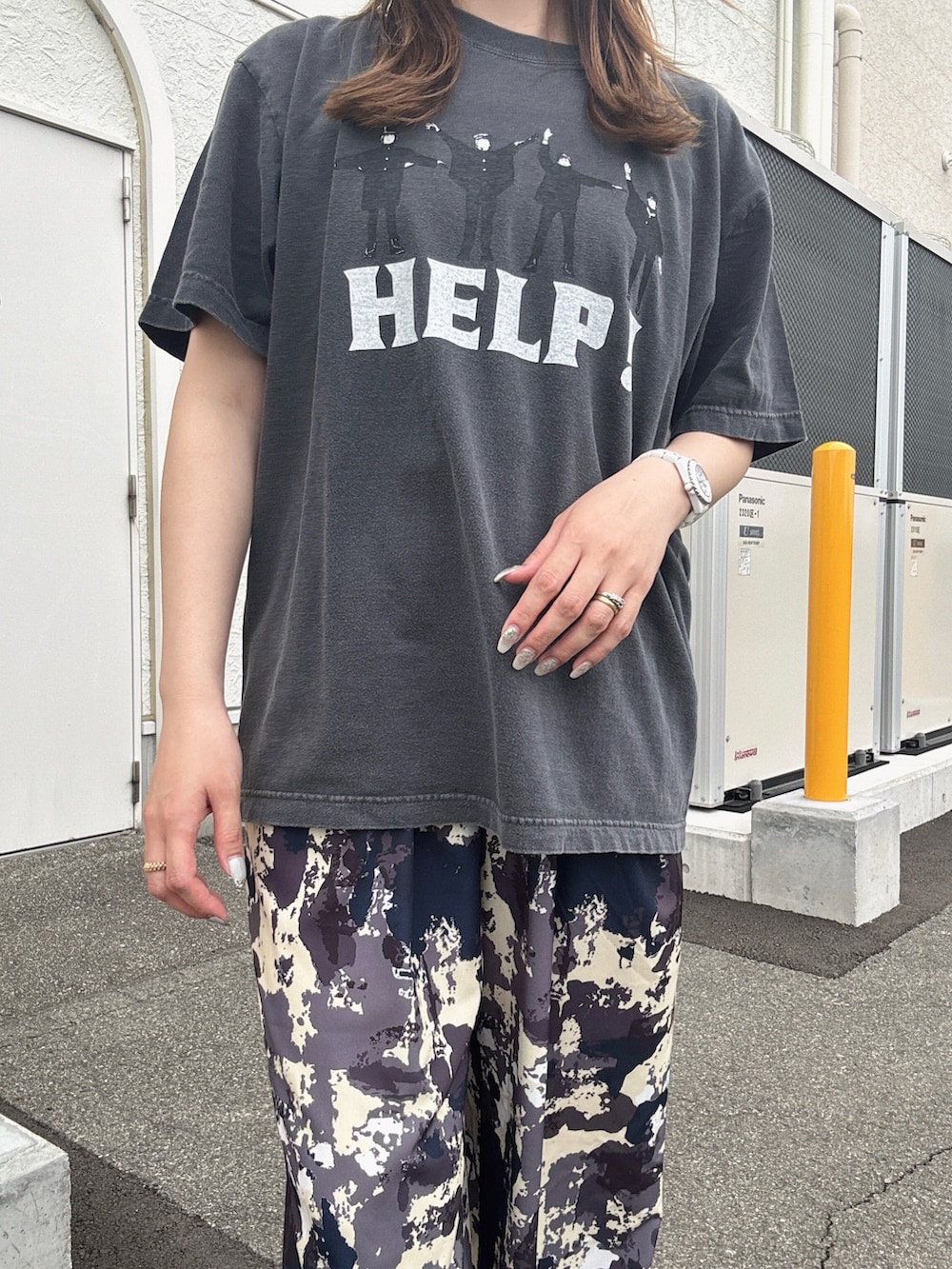 グレー系のTシャツ/カットソー、ホワイト系のその他パンツを着用したレディースの春コーディネートの3枚目の写真