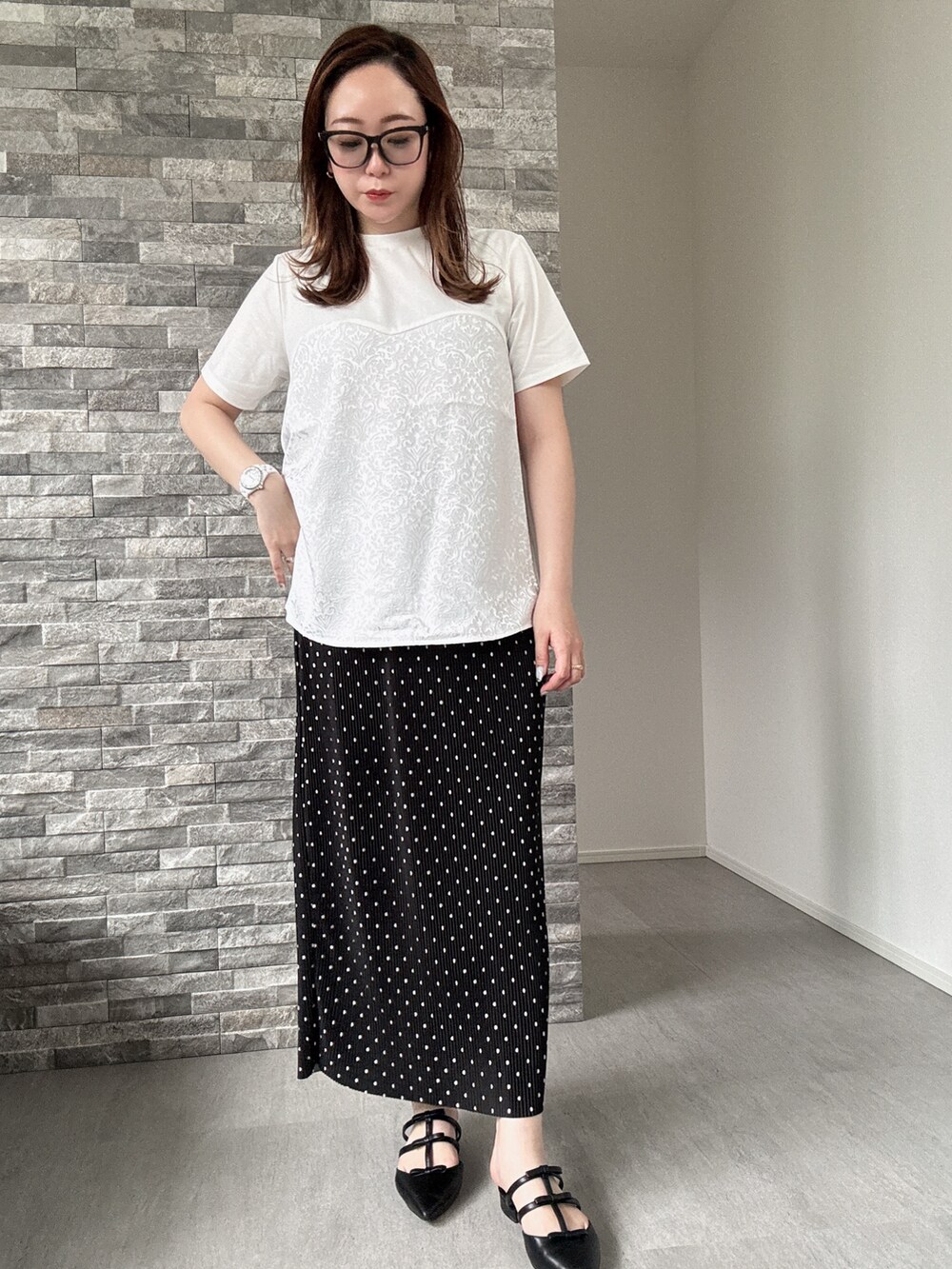 ホワイト系のTシャツ/カットソー、その他のスカートを着用したレディースの春コーディネートの2枚目の写真