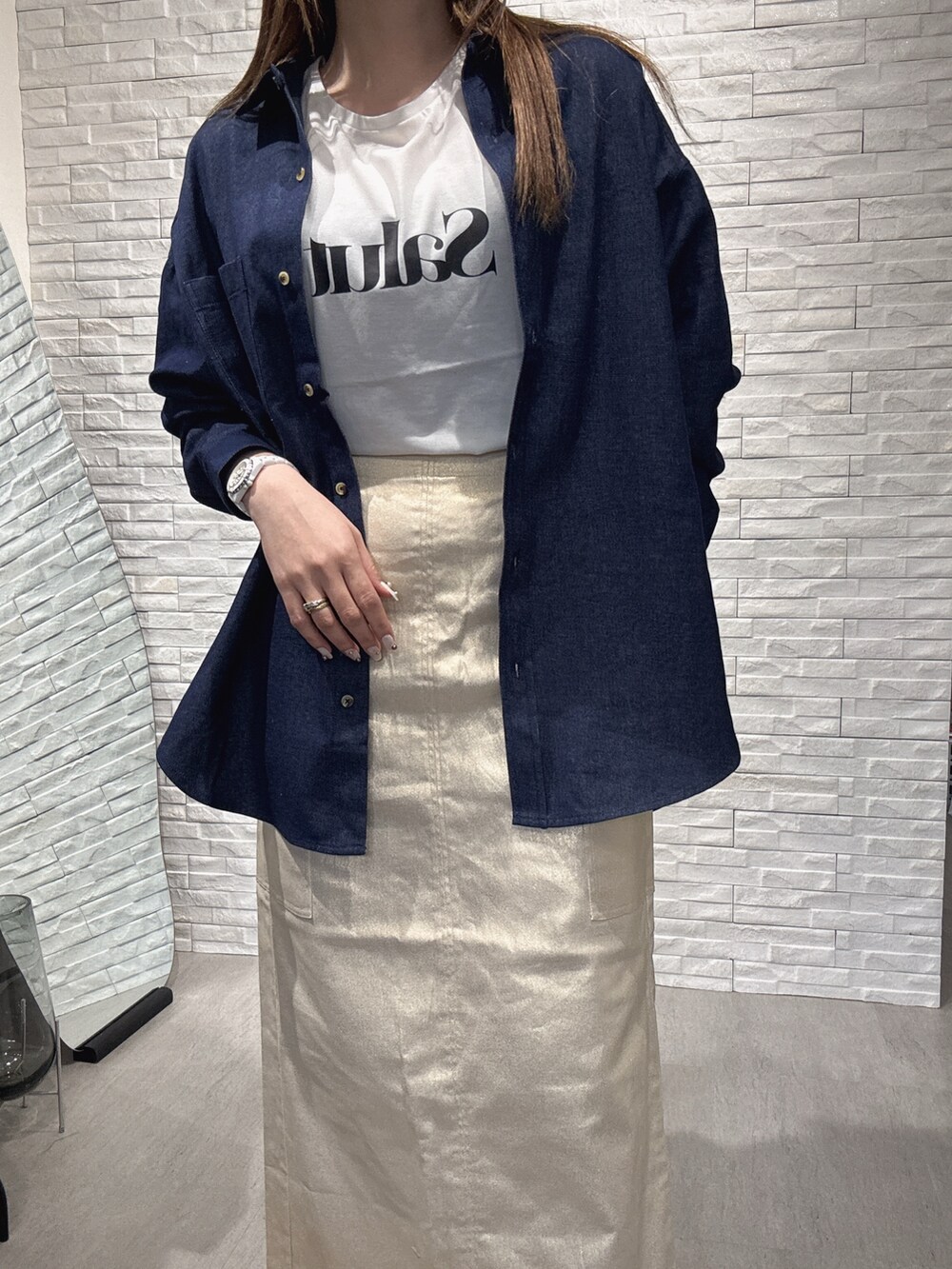 「春色、今日のコーデ、おでかけコーデ、カラーコーデ、大人コーデ、ロングスカート、デニムシャツ、春コーデ、春、タイトスカート、着回しコーデ、着痩せ、着痩せ・細見え、カジュアル、カジュアルコーデ」｜「abahouse mavieのデニムオーバーシャツ/春服（シャツ/ブラウス、ブルー系）」を使った、moeさん（レディース・157cm）の春コーディネートの4枚目の写真