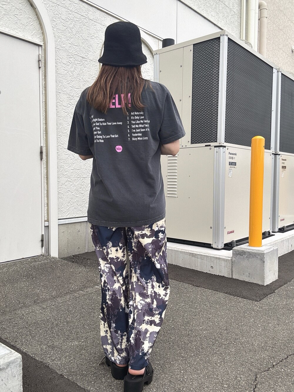 グレー系のTシャツ/カットソー、ホワイト系のその他パンツを着用したレディースの春コーディネートの4枚目の写真