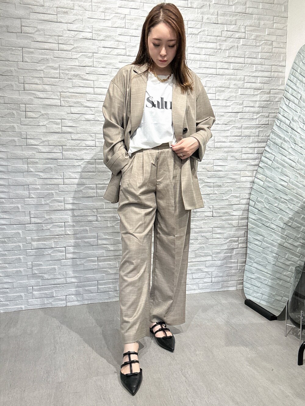 ホワイト系のTシャツ/カットソー、ブラウン系のテーラードジャケット、ブラウン系のその他パンツを着用したレディースの春コーディネートの2枚目の写真