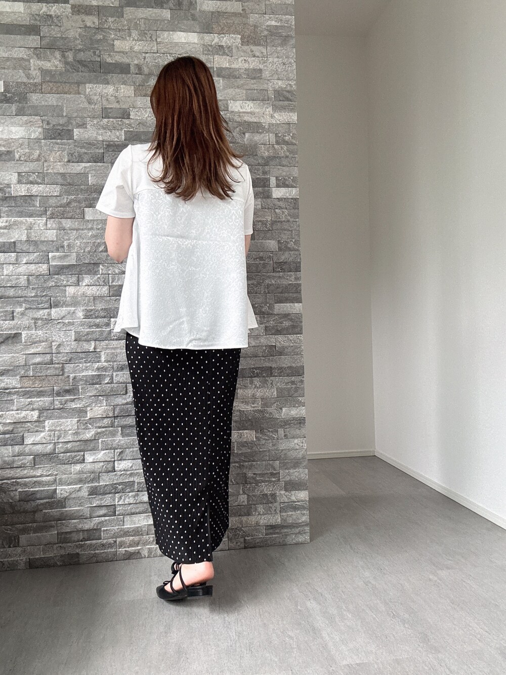 ホワイト系のTシャツ/カットソー、その他のスカートを着用したレディースの春コーディネートの4枚目の写真