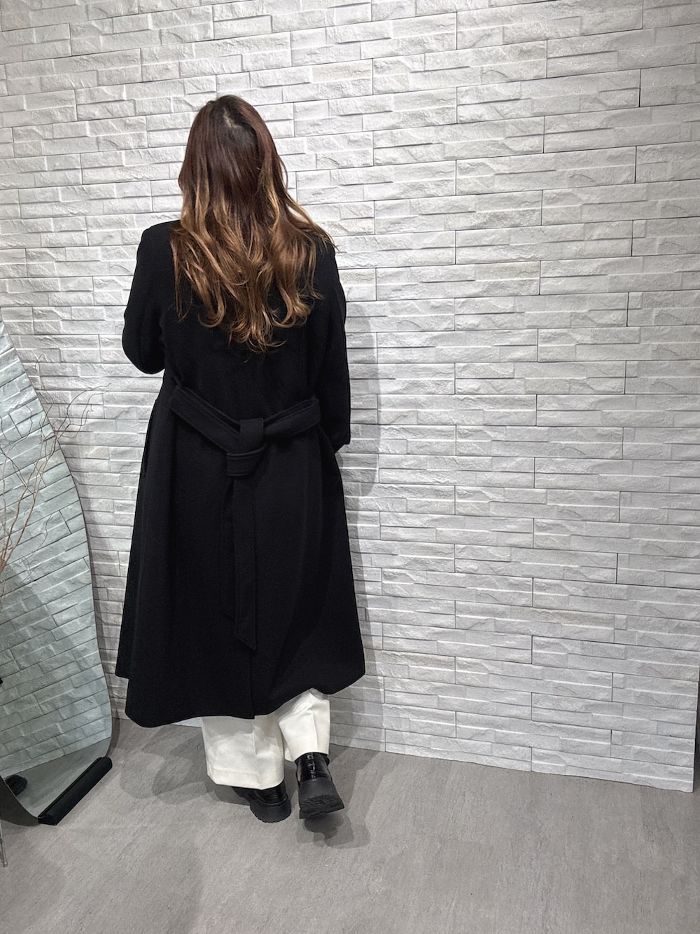 「冬アウター、シンプルスタイル、大人可愛い、大人コーデ、今日のコーデ、お出かけコーデ、お洒落さんとつながりたい、大人カジュアル、デートコーデ、冬、オフィスカジュアル、オフィススタイル、オフィスコーデ、キレイめ、きれいめカジュアル」｜「abahouse mavieのベルト付きロングコート（チェスターコート、ブラック系）」を使った、moeさん（レディース・157cm）の冬コーディネートの2枚目の写真