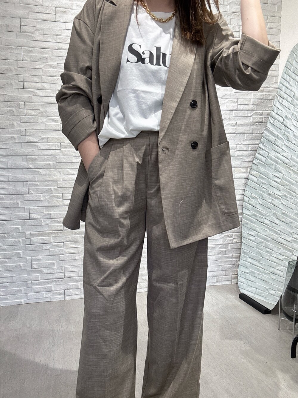 ホワイト系のTシャツ/カットソー、ブラウン系のテーラードジャケット、ブラウン系のその他パンツを着用したレディースの春コーディネートの3枚目の写真