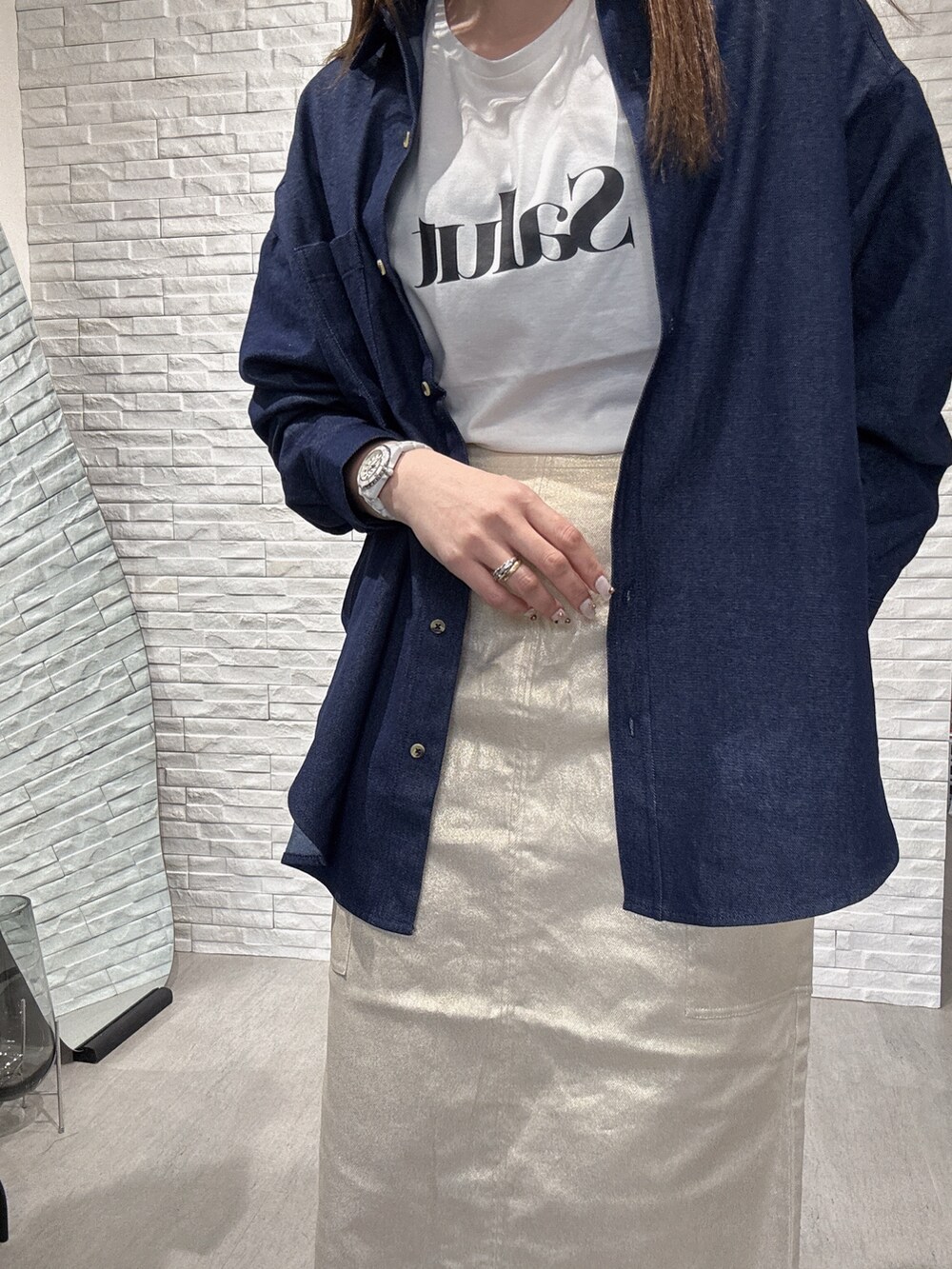「春色、今日のコーデ、おでかけコーデ、カラーコーデ、大人コーデ、ロングスカート、デニムシャツ、春コーデ、春、タイトスカート、着回しコーデ、着痩せ、着痩せ・細見え、カジュアル、カジュアルコーデ」｜「abahouse mavieのデニムオーバーシャツ/春服（シャツ/ブラウス、ブルー系）」を使った、moeさん（レディース・157cm）の春コーディネートの3枚目の写真