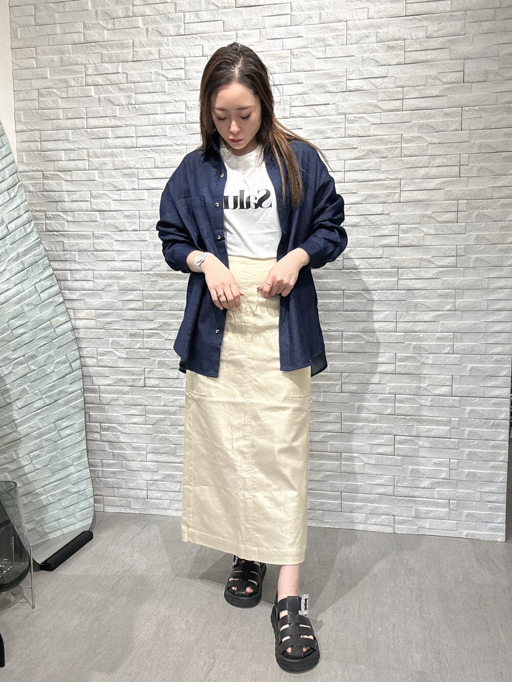 「春色、今日のコーデ、おでかけコーデ、カラーコーデ、大人コーデ、ロングスカート、デニムシャツ、春コーデ、春、タイトスカート、着回しコーデ、着痩せ、着痩せ・細見え、カジュアル、カジュアルコーデ」｜「abahouse mavieのデニムオーバーシャツ/春服（シャツ/ブラウス、ブルー系）」を使った、moeさん（レディース・157cm）の春コーディネートの2枚目の写真
