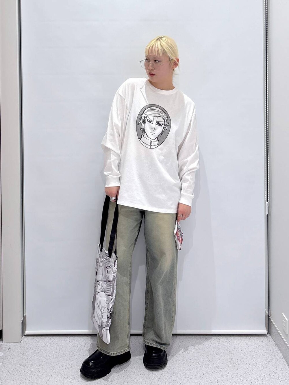 「高身長、個性派、ユニセックス」｜「FOREVER 21の【ヤングジャンプ45周年】ドッグスレッドエコバッグ コミック型のポーチ付き（エコバッグ/サブバッグ、その他）」を使った、SEINAさん（レディース・168cm）の冬コーディネートの4枚目の写真