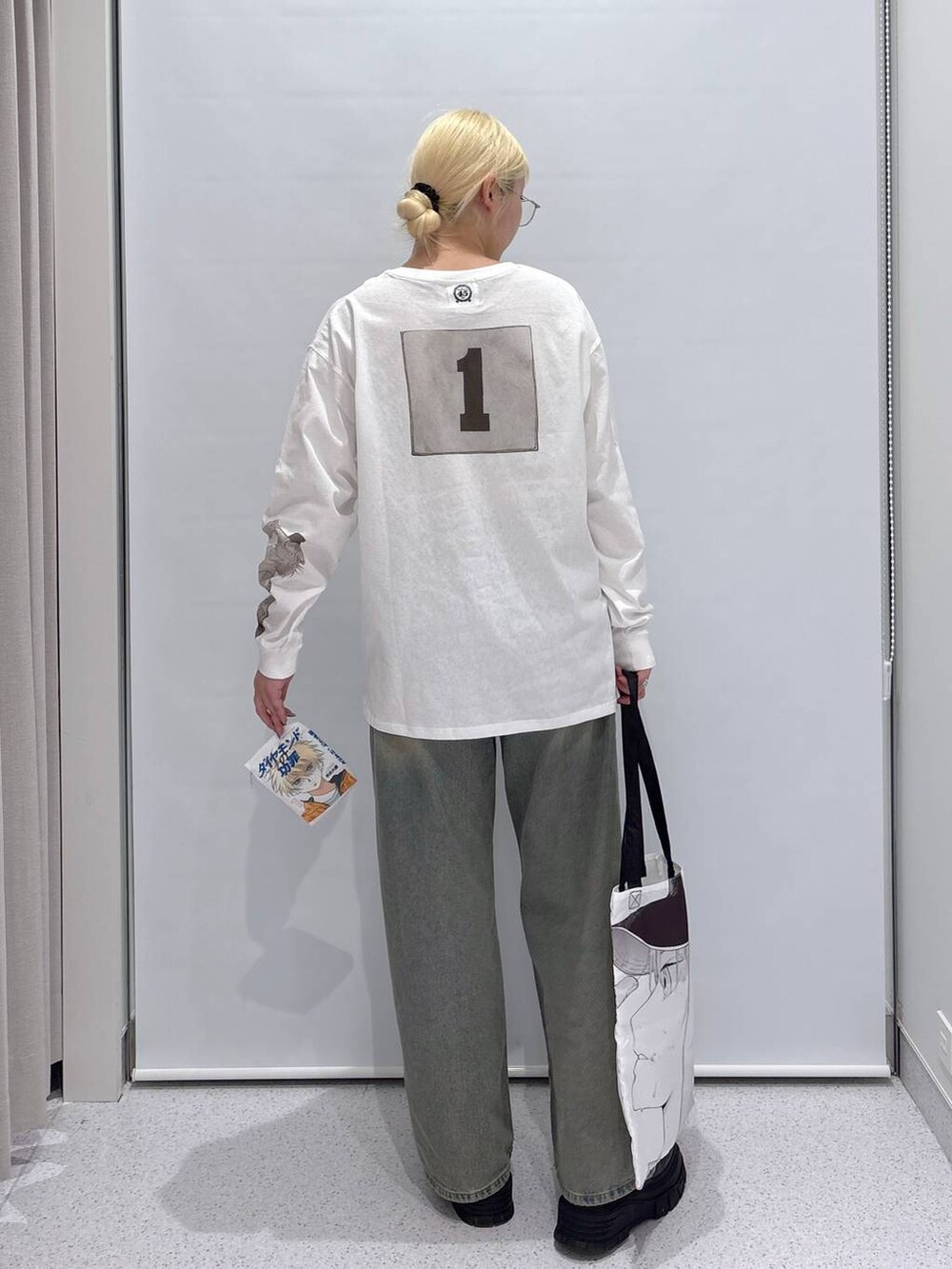 「高身長、個性派、ユニセックス」｜「FOREVER 21の【ヤングジャンプ45周年】ダイヤモンドの功罪エコバッグ コミック型のポーチ付き（エコバッグ/サブバッグ、その他）」を使った、SEINAさん（レディース・168cm）の冬コーディネートの3枚目の写真