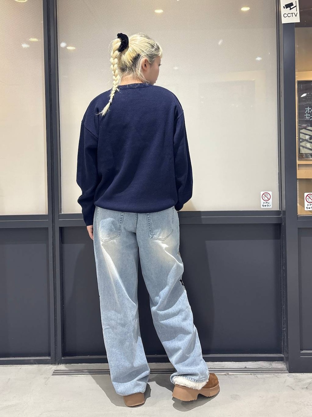 ブルー系のデニムパンツ、ブルー系のニット/セーターを着用したレディースの秋コーディネートの4枚目の写真