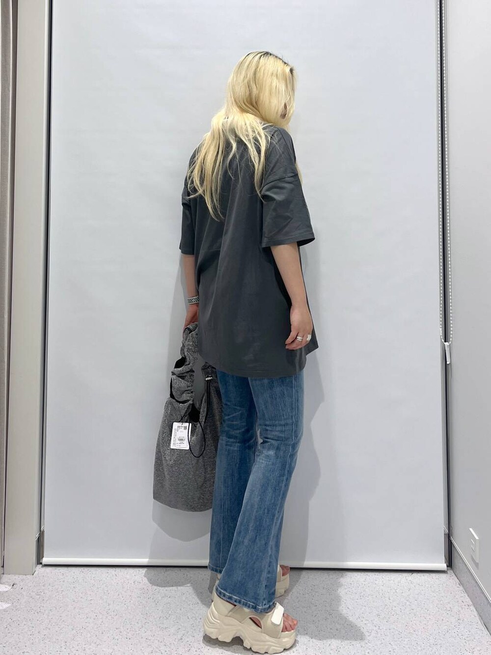 「個性派、高身長、ユニセックス、夏コーデ、Tシャツ、デニムパンツ、カジュアル、カジュアルコーデ、楽ちんコーデ、おでかけ、サンダル、スポーツミックス、FOREVER 21」｜「FOREVER 21のギャザーショルダーバッグ（ショルダーバッグ、シルバー系）」を使った、SEINAさん（レディース・168cm）の春コーディネートの3枚目の写真