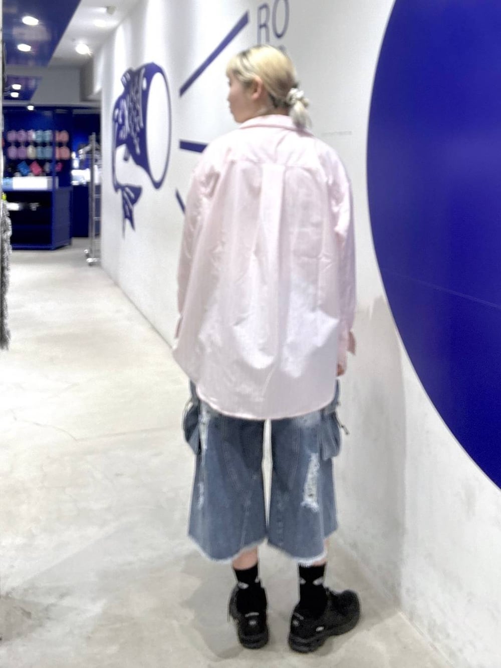 ピンク系のシャツ/ブラウス、ブルー系のデニムパンツを着用したレディースの春コーディネートの3枚目の写真