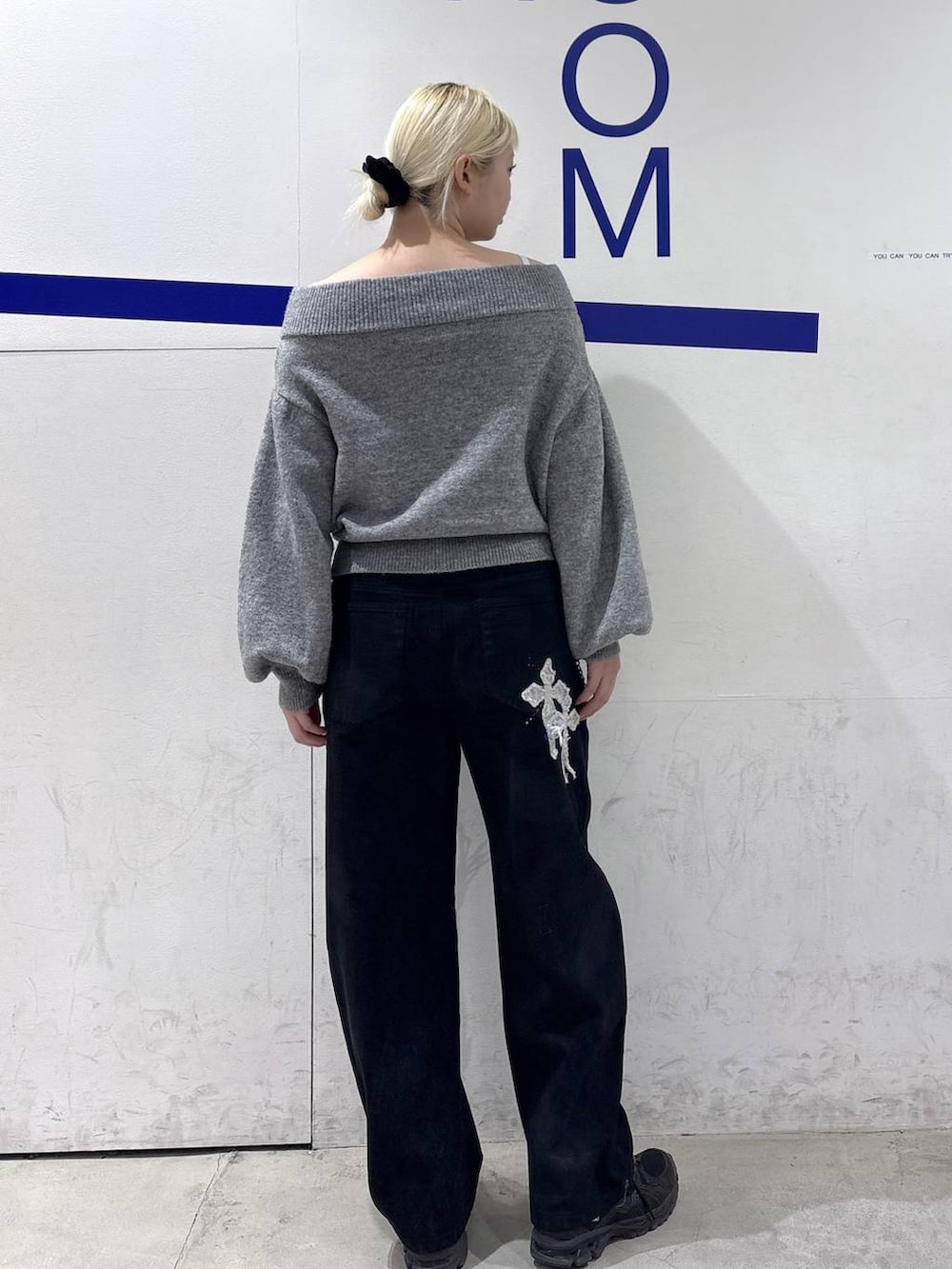 グレー系のTシャツ/カットソーを着用したレディースの冬コーディネートの4枚目の写真