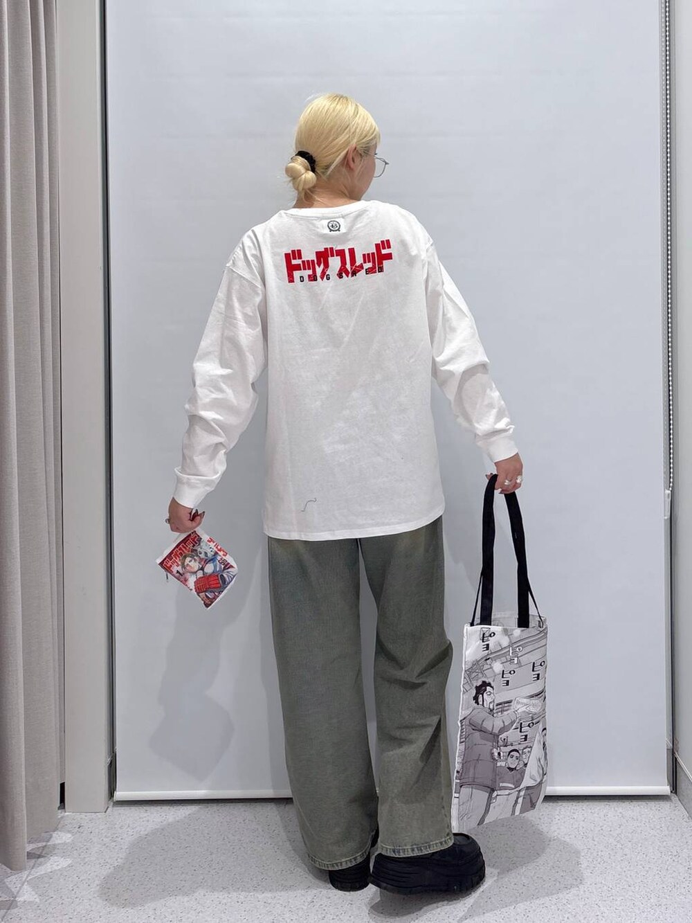 「高身長、個性派、ユニセックス」｜「FOREVER 21の【ヤングジャンプ45周年】ドッグスレッドエコバッグ コミック型のポーチ付き（エコバッグ/サブバッグ、その他）」を使った、SEINAさん（レディース・168cm）の冬コーディネートの2枚目の写真