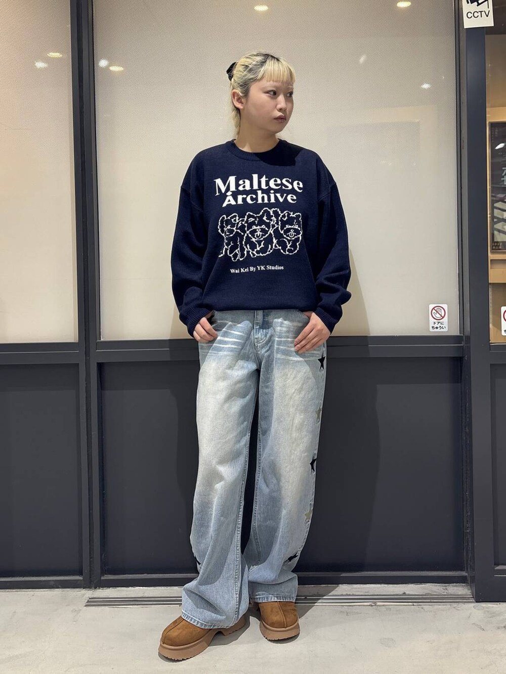 ブルー系のデニムパンツ、ブルー系のニット/セーターを着用したレディースの秋コーディネートの2枚目の写真